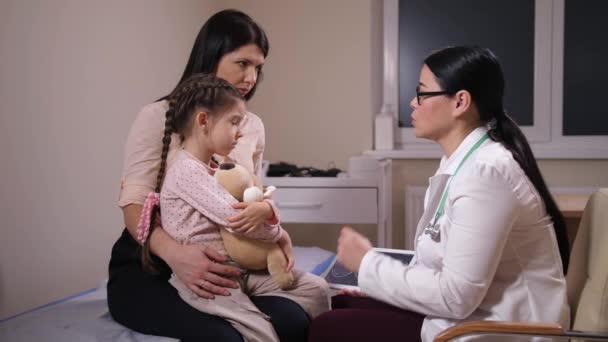 Médico mostrando resultados de resonancia magnética a la madre y la niña enferma — Vídeo de stock