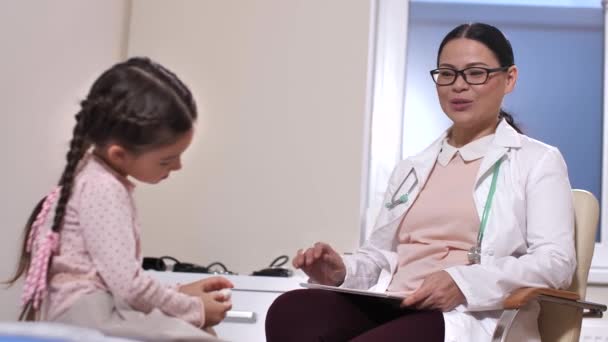 Médico comunicándose con un niño enfermo en el hospital — Vídeos de Stock