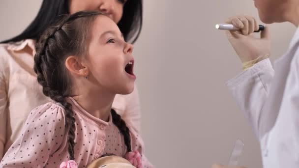 Niña paciente durante el examen de garganta — Vídeos de Stock