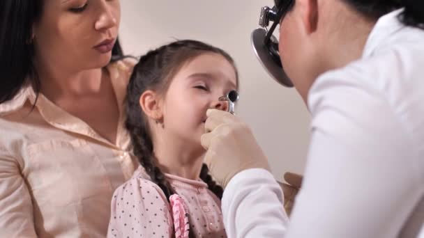 Huilende kindpatiënt tijdens neusonderzoek — Stockvideo