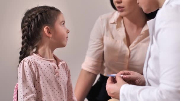 Kleine Patientin misst Temperatur in Klinik — Stockvideo