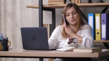 İş sırasında telefonla konuşan kadın portresi