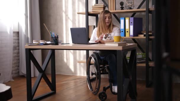 Mujer con movilidad reducida que trabaja en la oficina — Vídeos de Stock