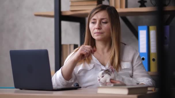 Portræt af trist fyret fra arbejde kvinde på laptop – Stock-video