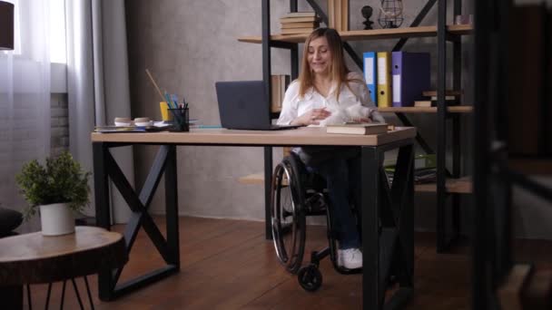 Alegre éxito en los negocios mujeres con discapacidad — Vídeo de stock