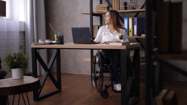 Концентрована інвалідність жінка працює в домашньому офісі — стокове відео