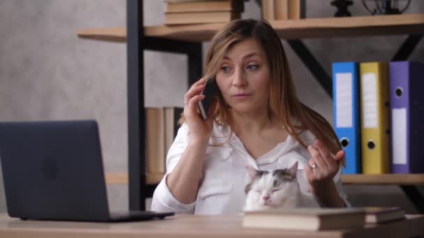 Retrato de mulher resolvendo problemas de trabalho por telefone — Vídeo de Stock