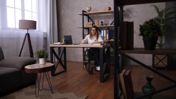 Vrouwelijke gehandicapte architect die aan het project werkt — Stockvideo