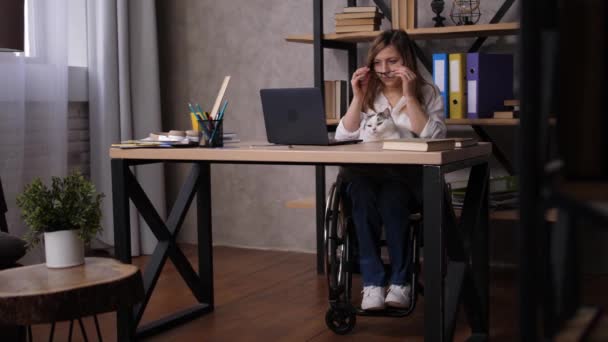 Cansada mulher deficiente trabalhando no laptop em casa — Vídeo de Stock