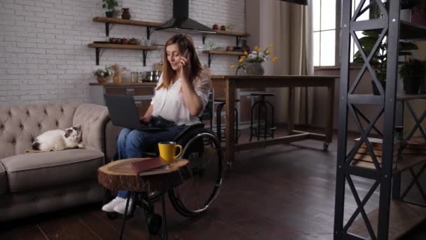 Mujer discapacitada en silla de ruedas teletransportándose en casa — Vídeo de stock