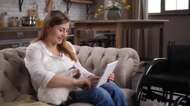 Sorrindo mulher deficiente relaxante com tablet — Vídeo de Stock