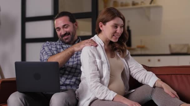 Заботливый муж делает массаж беременной женщине — стоковое видео