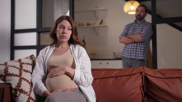 Femme enceinte bouleversée après une querelle avec son mari — Video