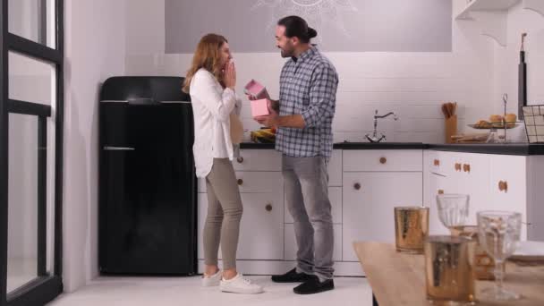 Un mari aimant donnant un cadeau à une femme enceinte heureuse — Video