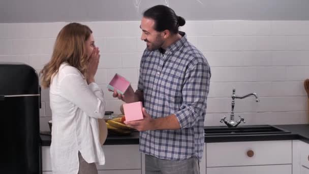 Hombre cariñoso abriendo caja de regalo para esposa embarazada — Vídeos de Stock