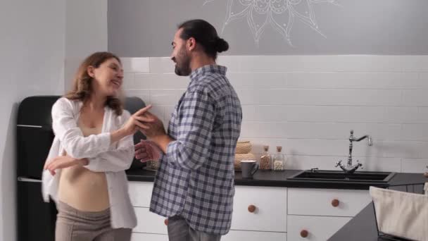 Felices futuros padres bailando en casa — Vídeo de stock