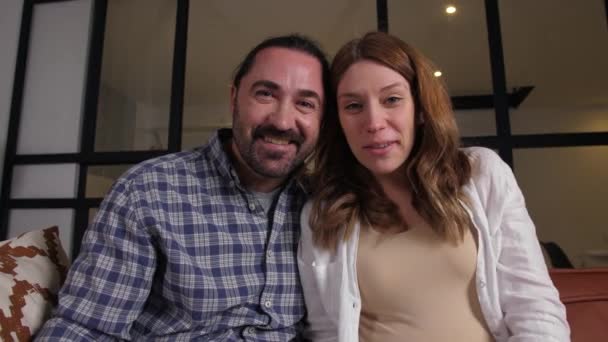 Joyful casal grávida conversando via webcam em casa — Vídeo de Stock