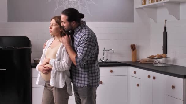 Больной муж успокаивает расстроенную беременную женщину — стоковое видео