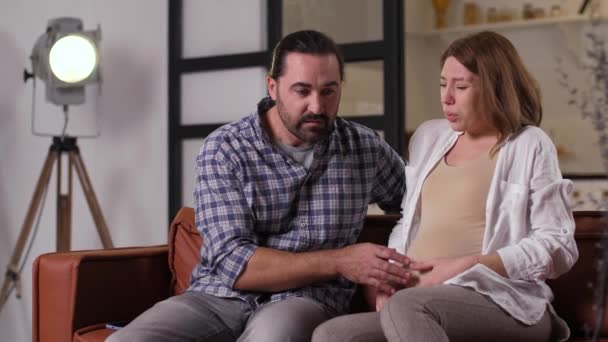 Femme enceinte ressentant des contractions de douleur à la naissance — Video