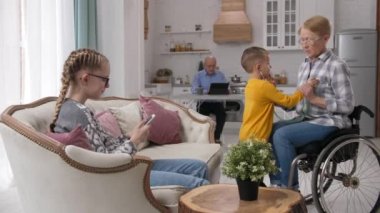 Büyükanneyi steteskopla dinleyen tatlı bir torun.