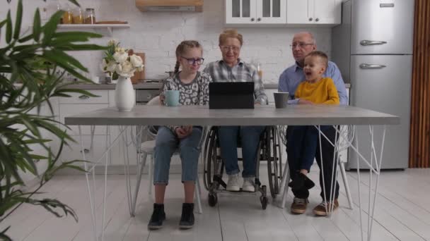 Бабусі і дідусі з онуками дивитися фільм — стокове відео