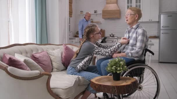 Vårdande barnbarn knäppning blus på mormor — Stockvideo