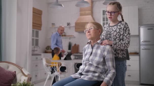 Caring Enkelin Herstellung Massage zu Großmutter — Stockvideo