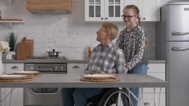 Wnuki serwujące śniadanie ukochanej babci — Wideo stockowe