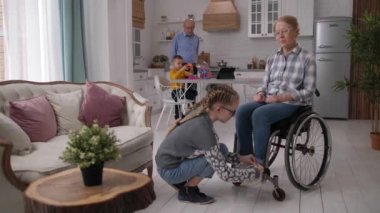 Büyük annem için ayakkabı bağcıkları bağlayan bir torun.