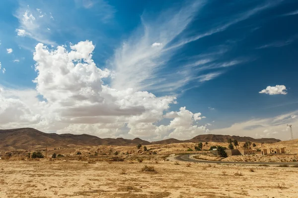 Weg passeert rotsachtige Saharawoestijn, Tunesië — Stockfoto