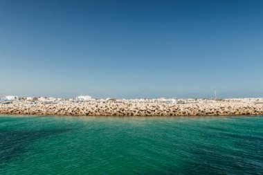 Gemi görünümünden Mahdia sahil üzerinde.