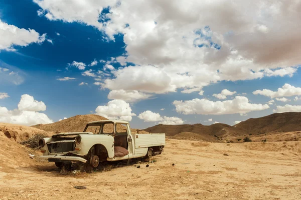 Woestijn relikwie. Oude auto roesten weg in de woestijn — Stockfoto