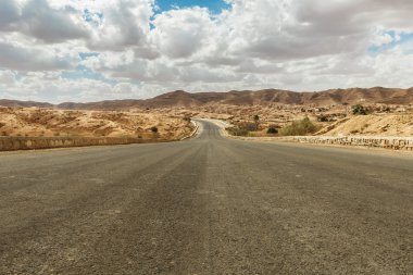 Yol kayalık Sahra Çölü, Tunus geçer.