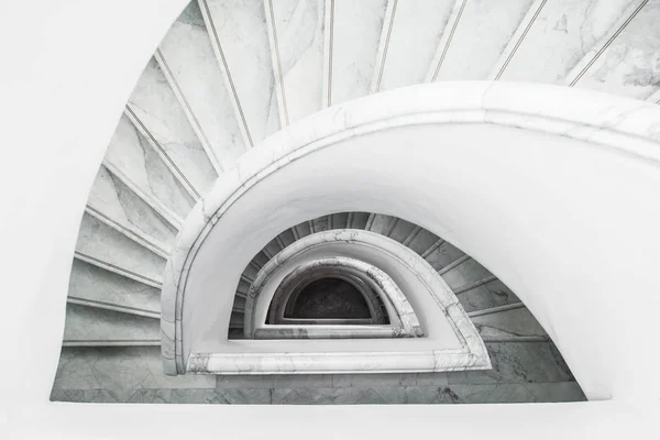Белая серая винтовая лестница с перилами, вид сверху — стоковое фото