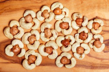 kaju ve ahşap zemin üzerine fındık