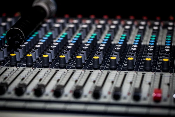 Fader console de mistura digital com medidor de volume — Fotografia de Stock