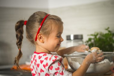 güzel küçük kız mutfak doğum