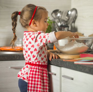 güzel küçük kız mutfak doğum