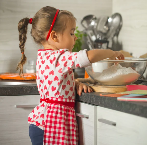 güzel küçük kız mutfak doğum