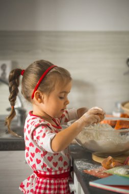 güzel küçük kız mutfak doğum