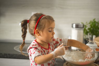 güzel küçük kız mutfak doğum