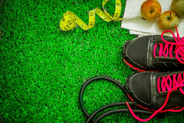 Spor ayakkabı yeşil çim zemin üzerine — Stok fotoğraf