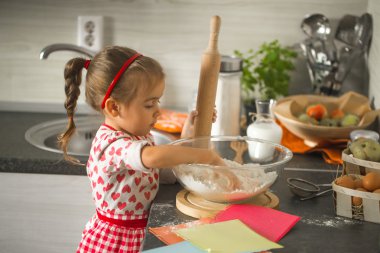 güzel küçük kız mutfak doğum