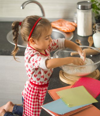 güzel küçük kız mutfak doğum