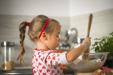 güzel küçük kız mutfak doğum