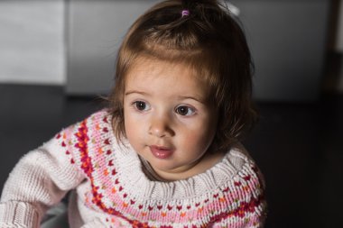 siyah arka plan duvar güzel şık kızı