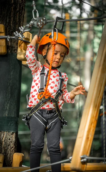 Esportes criança feliz sobe pelas cordas — Fotografia de Stock