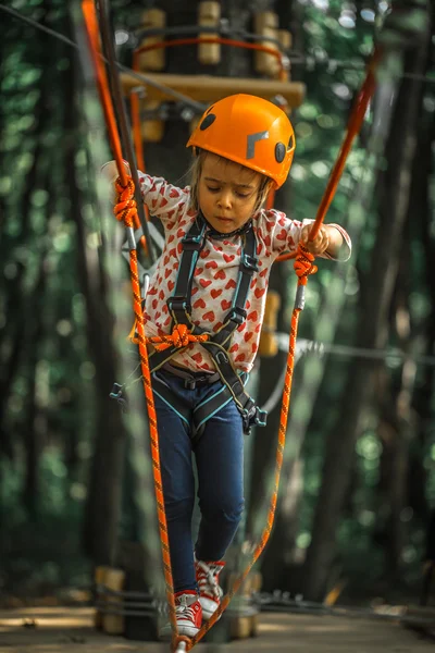 Sport heureux enfant grimpe à travers les cordes — Photo