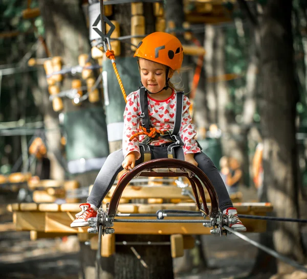 Sport heureux enfant grimpe à travers les cordes — Photo