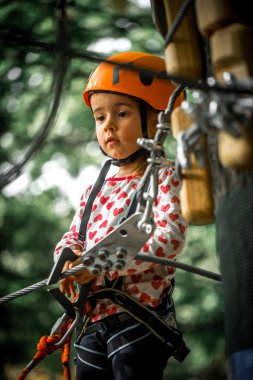 Spor mutlu bir çocukluk ipleri ile tırmanıyor